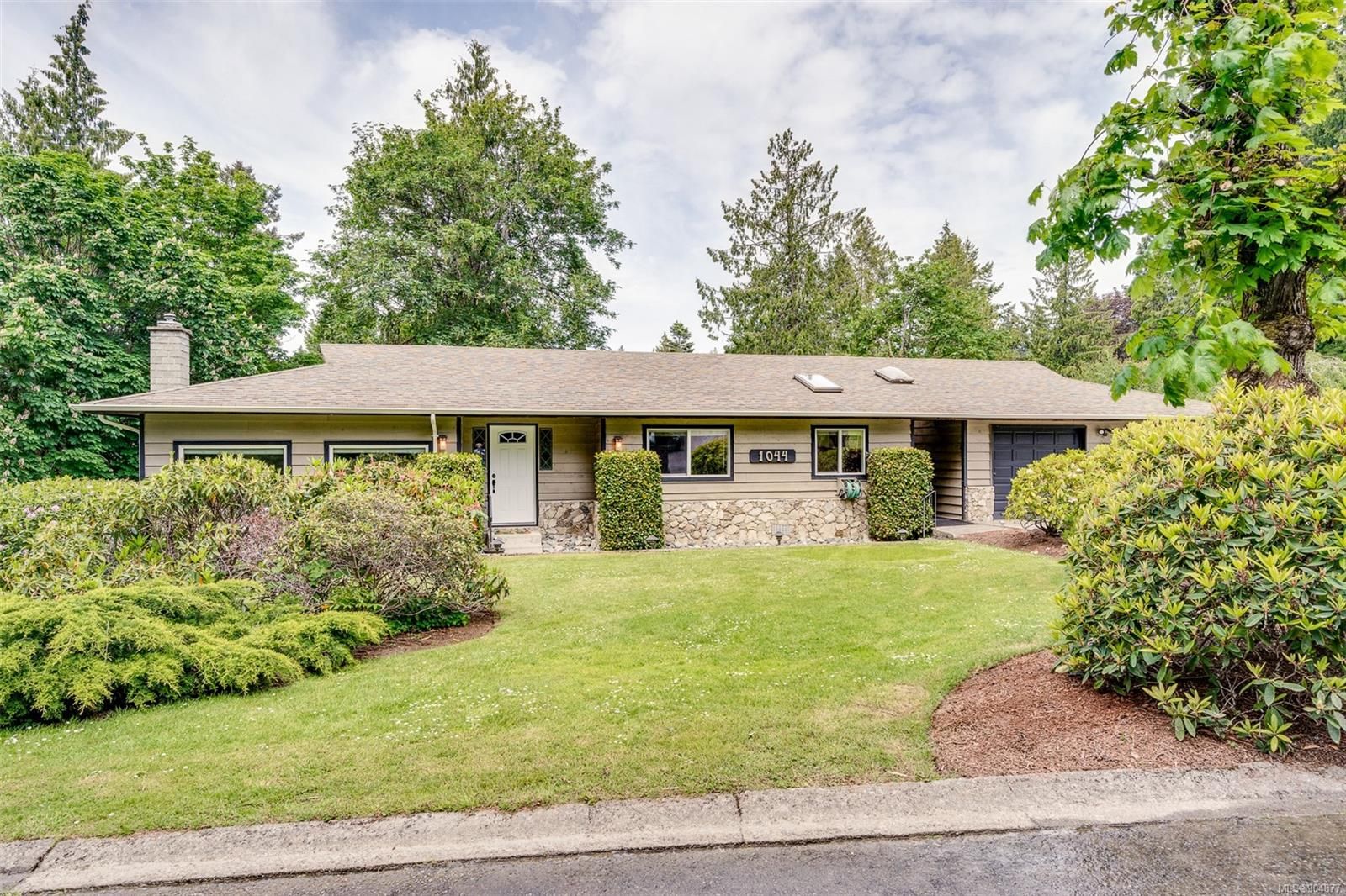 Main Photo: 1044 Pearl Cres in Central Saanich: CS Brentwood Bay House for sale : MLS®# 904877