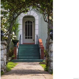 Photo 2: 1075 St. David St in Oak Bay: OB South Oak Bay House for sale : MLS®# 961671