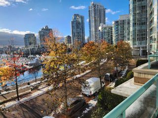 Photo 3: 3A 1067 MARINASIDE Crescent in Vancouver: Yaletown Townhouse for sale in "Quaywest" (Vancouver West)  : MLS®# R2776862
