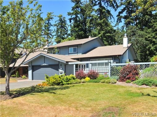 Main Photo: 4401 Robinwood Dr in VICTORIA: SE Gordon Head House for sale (Saanich East)  : MLS®# 676745