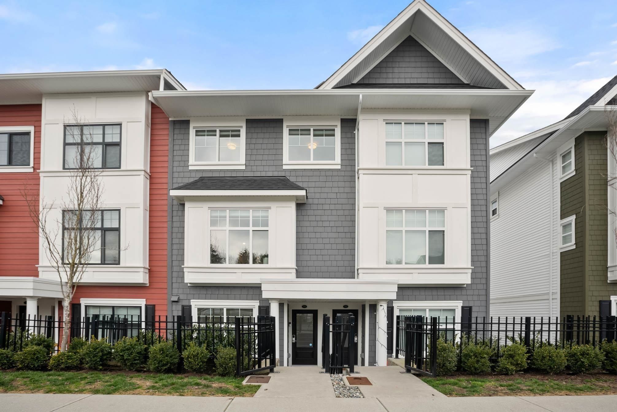 Main Photo: 100 27735 ROUNDHOUSE Drive in Abbotsford: Aberdeen Townhouse for sale in "ROUNDHOUSE" : MLS®# R2808665