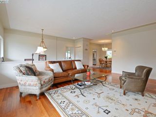 Photo 2: 940 Bearwood Lane in VICTORIA: SE Broadmead House for sale (Saanich East)  : MLS®# 775394