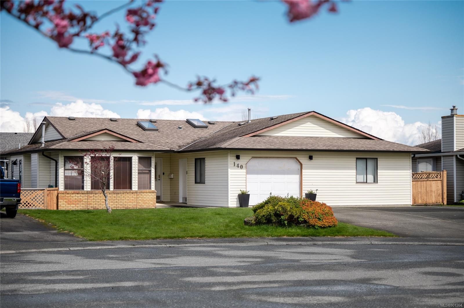 Main Photo: 140 Reef Cres in Campbell River: CR Willow Point House for sale : MLS®# 901264