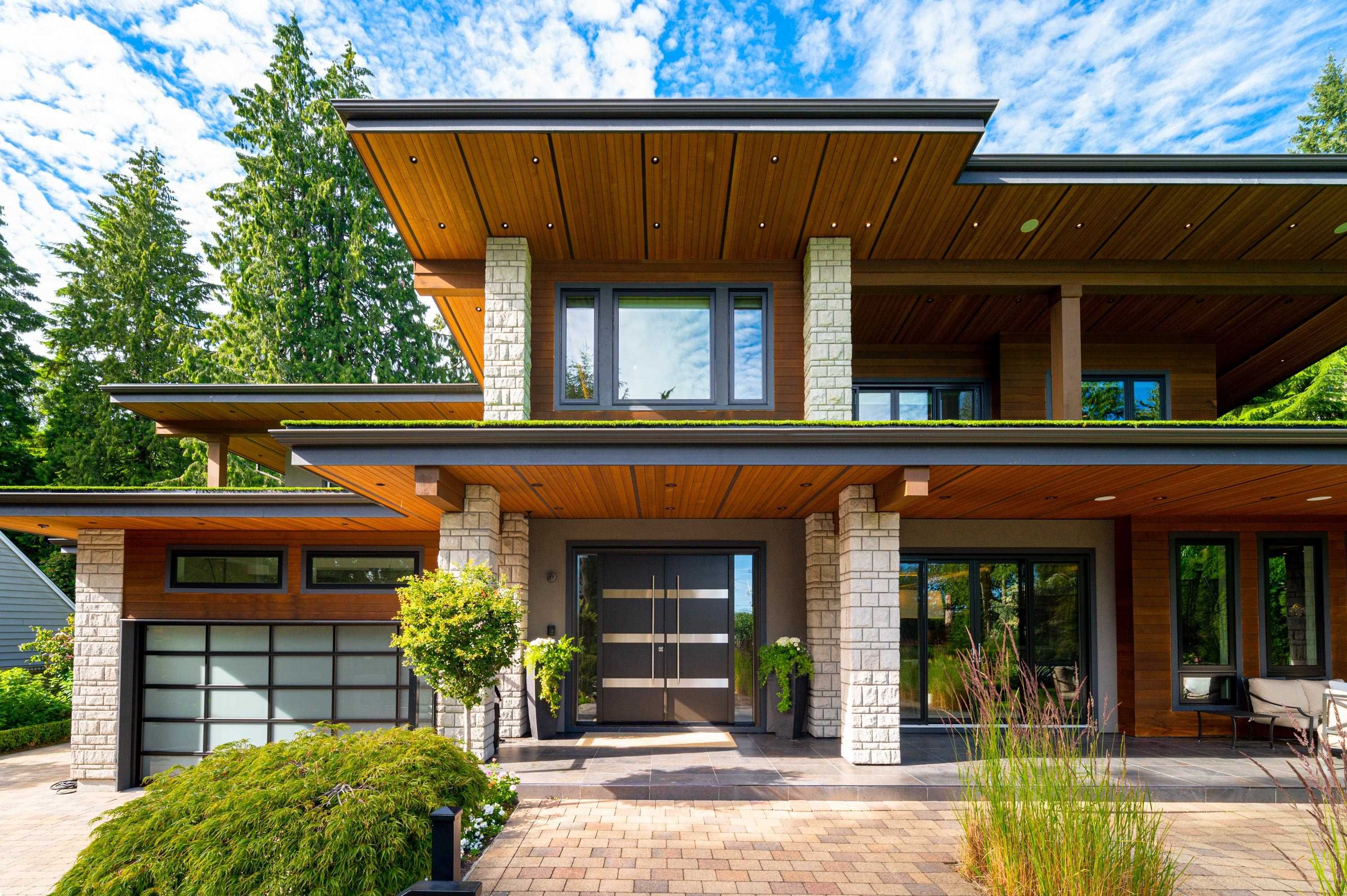 Main Photo: 3905 SOUTHRIDGE Avenue in West Vancouver: Bayridge House for sale : MLS®# R2839919