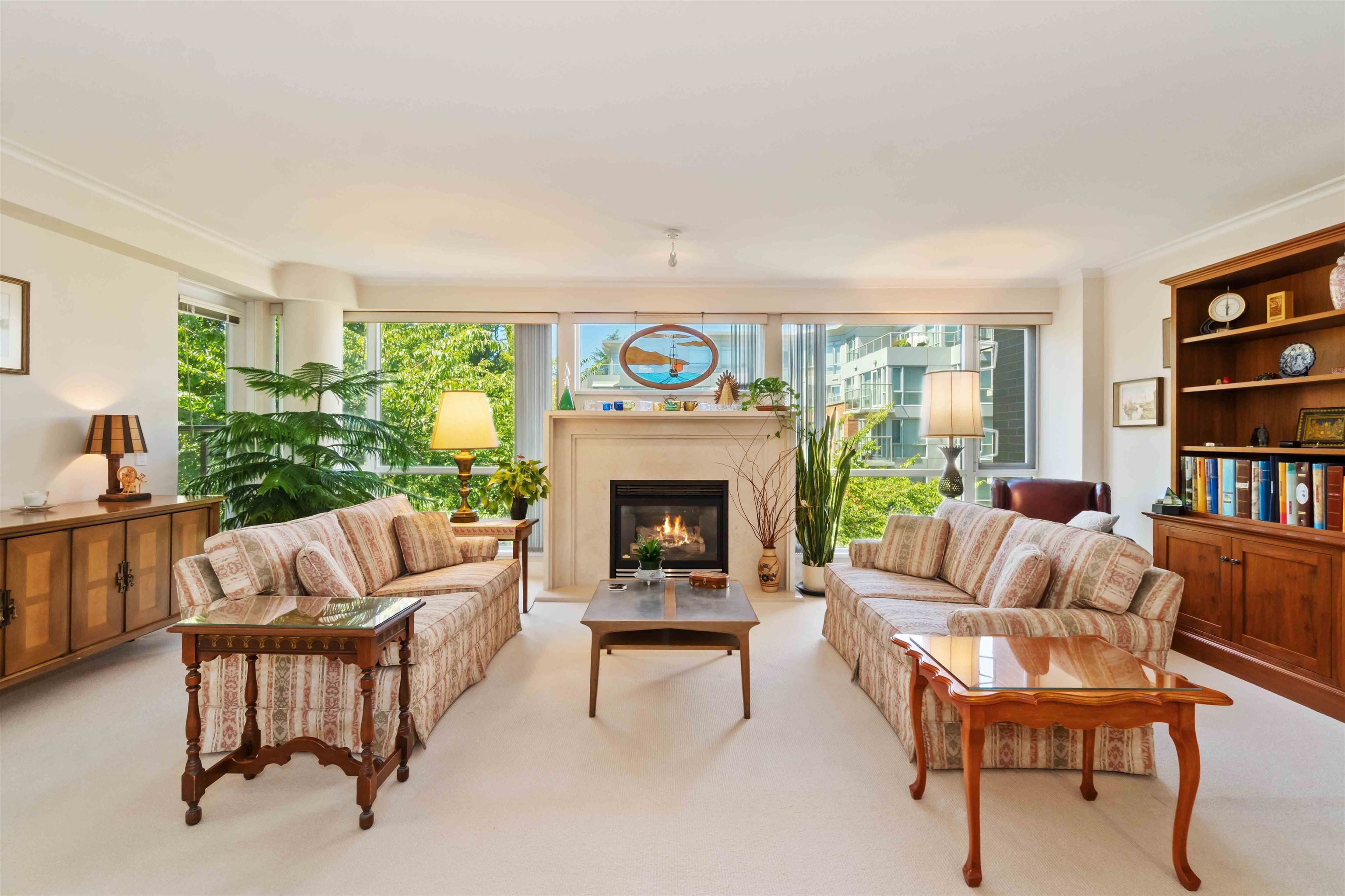 Main Photo: 308 618 W 45TH Avenue in Vancouver: Oakridge VW Condo for sale in "THE CONSERVATORY" (Vancouver West)  : MLS®# R2804991