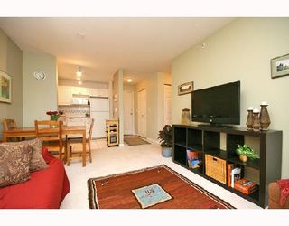 Photo 3: 402 929 W 16TH Avenue in Vancouver: Fairview VW Condo for sale in "OAKVIEW GARDEN" (Vancouver West)  : MLS®# V692011