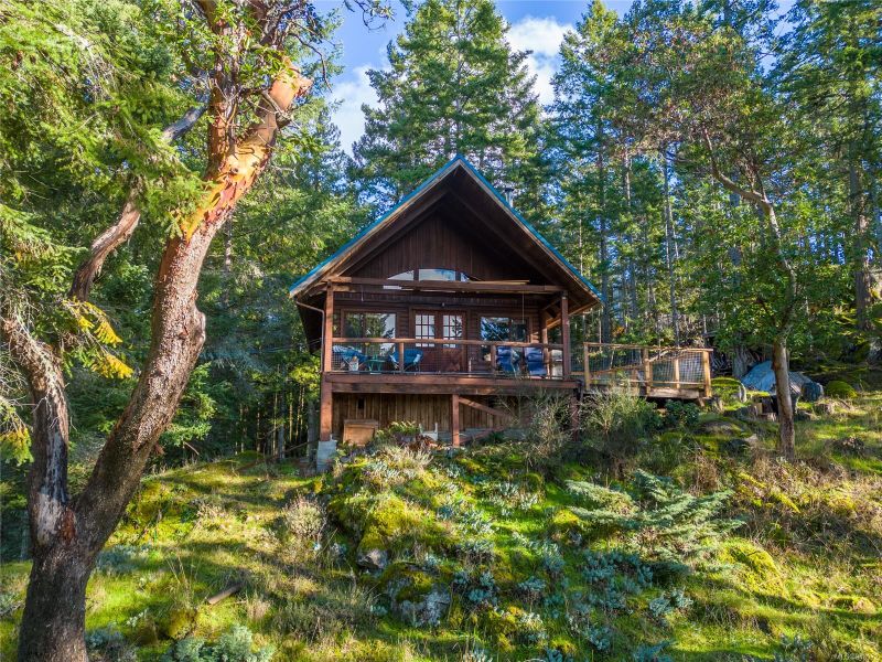 FEATURED LISTING: 3701 Starboard Cres Pender Island