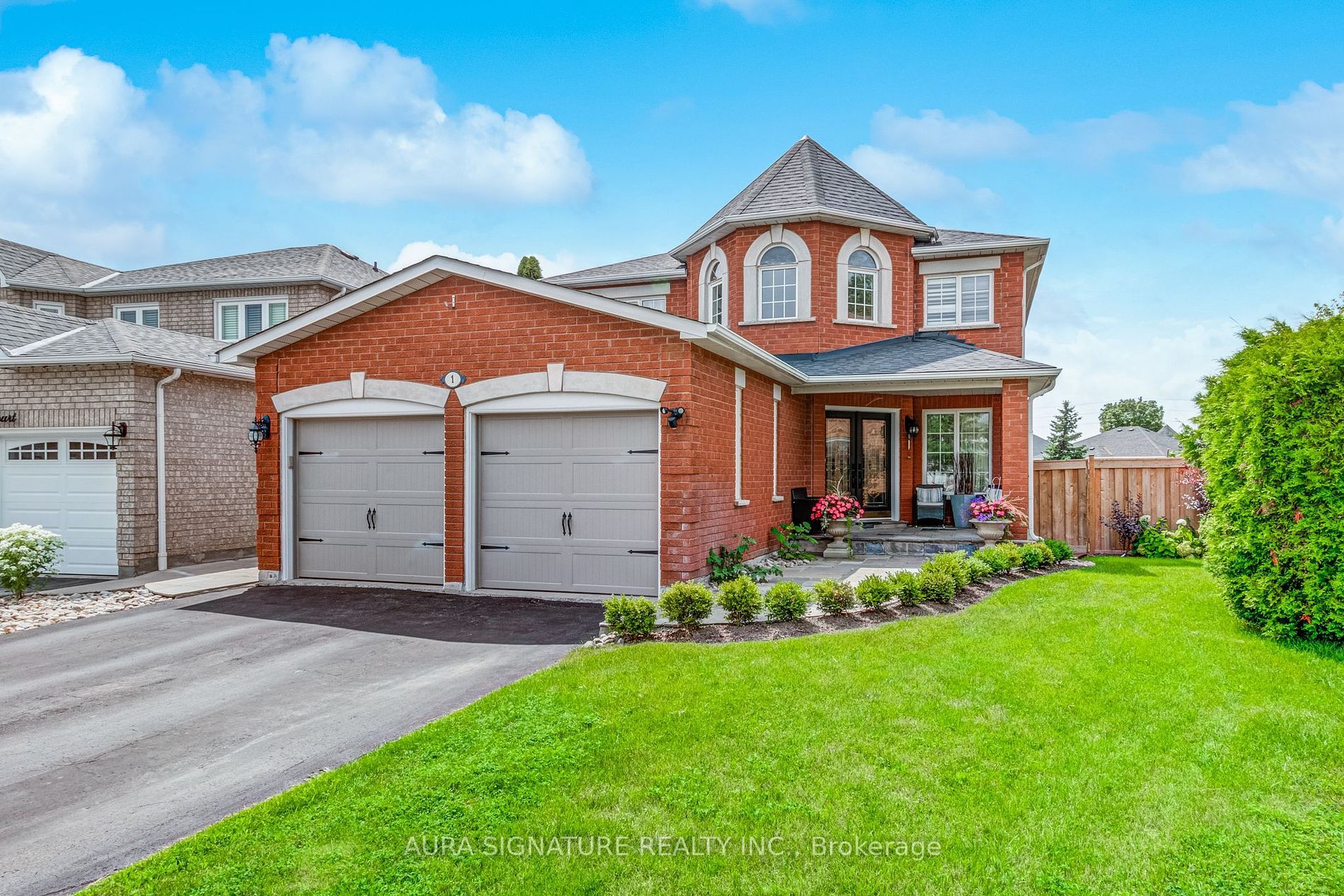 Main Photo: 1 Graceview Court E in Vaughan: West Woodbridge House (2-Storey) for sale : MLS®# N8045582