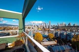 Photo 3: 705 1508 MARINER Walk in Vancouver: False Creek Condo for sale in "Mariner Point" (Vancouver West)  : MLS®# R2741237