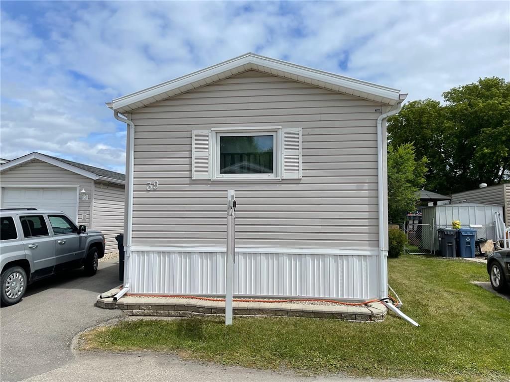Main Photo: 39 Sandale Drive in Winnipeg: South Glen Residential for sale (2F)  : MLS®# 202115664
