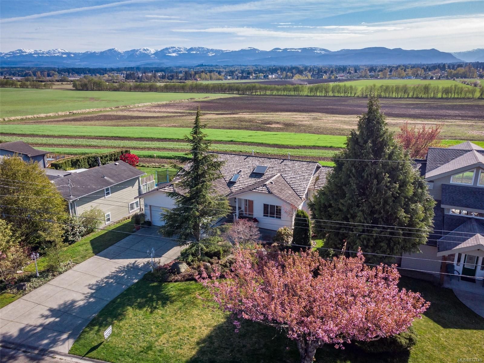 Main Photo: 1381 Williams Rd in Courtenay: CV Courtenay East House for sale (Comox Valley)  : MLS®# 873749