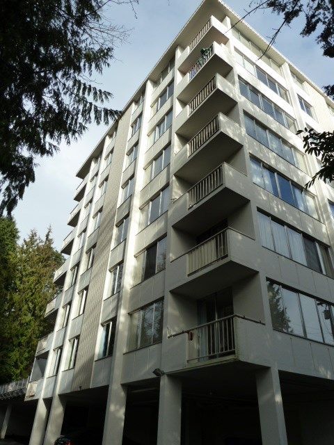 Main Photo: 204 1785 ESQUIMALT Avenue in West Vancouver: Ambleside Condo for sale in "THE SHALIMAR" : MLS®# R2242847