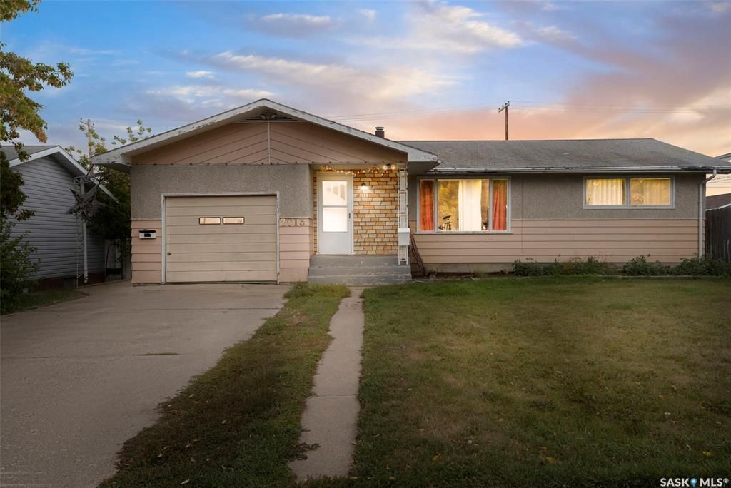 Main Photo: 2013 17th Street West in Saskatoon: Pleasant Hill Residential for sale : MLS®# SK908875