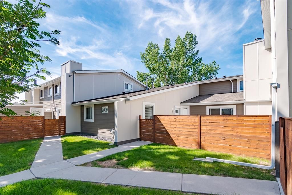 Main Photo: 1003 13104 Elbow Drive SW in Calgary: Canyon Meadows Row/Townhouse for sale : MLS®# A1238328