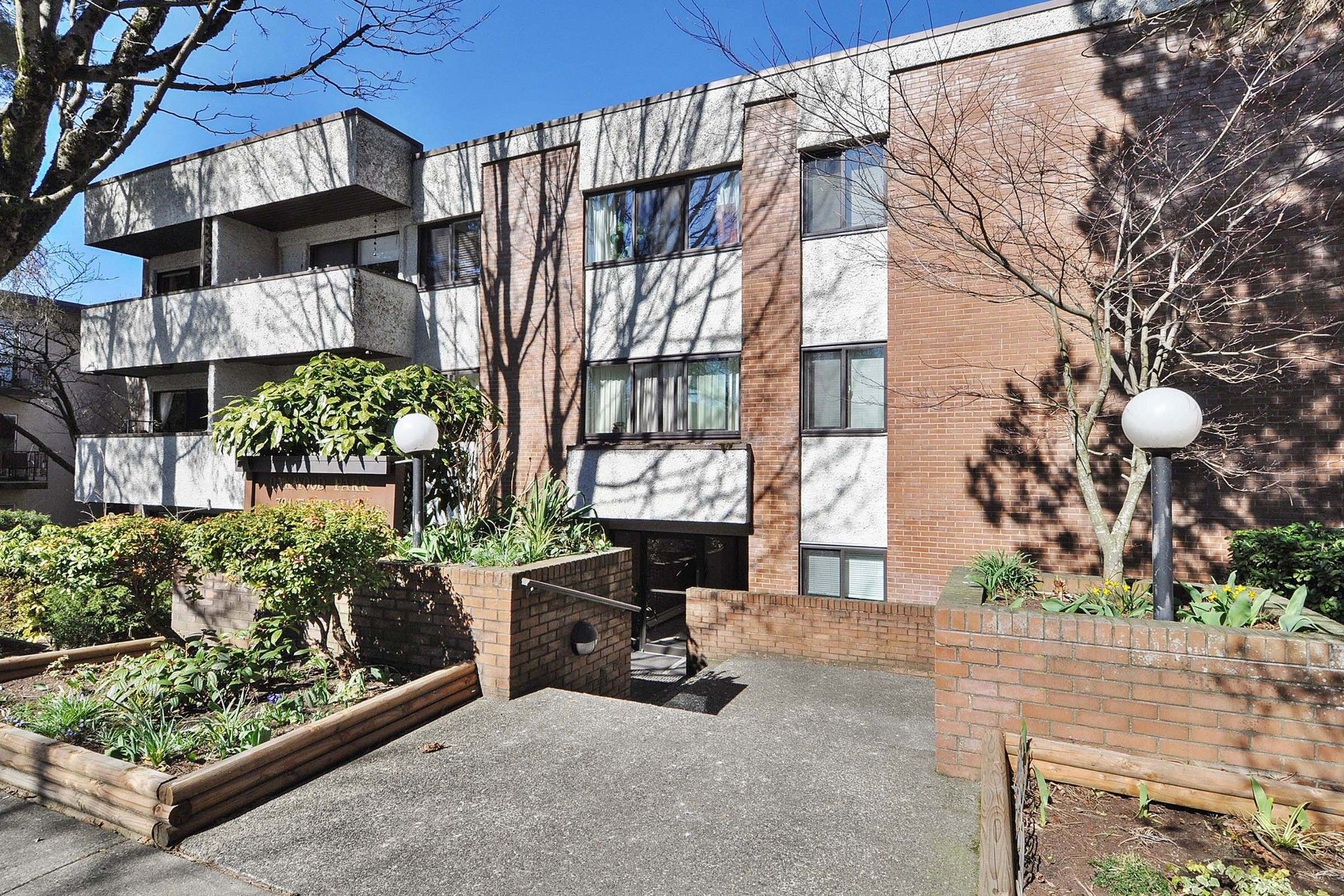 Main Photo: 302 391 E 7TH Avenue in Vancouver: Mount Pleasant VE Condo for sale in "OAKWOOD PARK" (Vancouver East)  : MLS®# R2352076