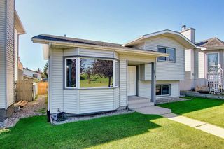 Photo 2: 2115 24 Avenue NE in Calgary: Vista Heights Detached for sale : MLS®# A1018217