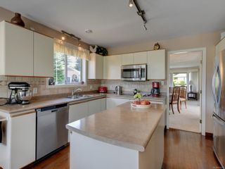 Photo 2: 6421 Loganberry Pl in Central Saanich: CS Tanner House for sale : MLS®# 935359