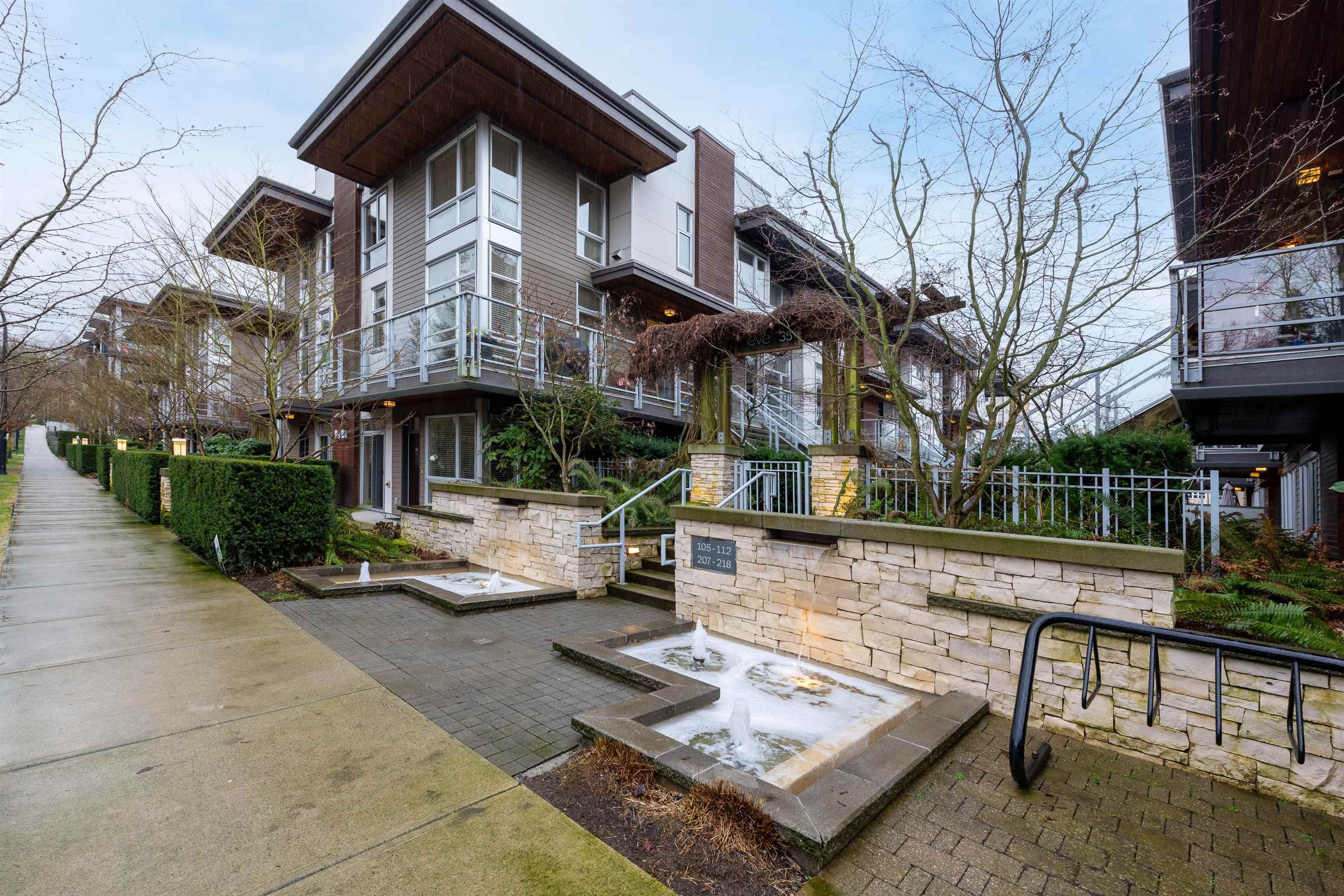 Main Photo: 218 735 W 15TH Street in North Vancouver: Mosquito Creek Townhouse for sale : MLS®# R2660520