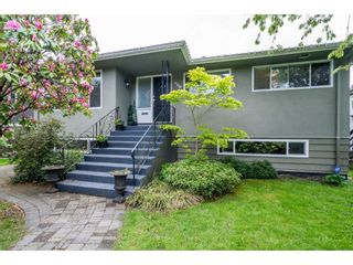 Photo 1: 409 E 11TH Street in North Vancouver: Central Lonsdale House for sale : MLS®# R2266295