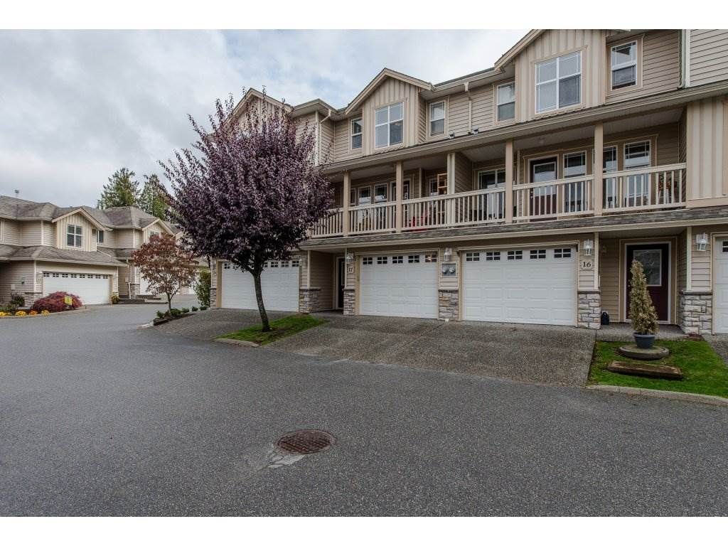 Main Photo: 17 46906 RUSSELL Road in Sardis: Promontory Townhouse for sale in "RUSSELL HEIGHTS" : MLS®# R2214224
