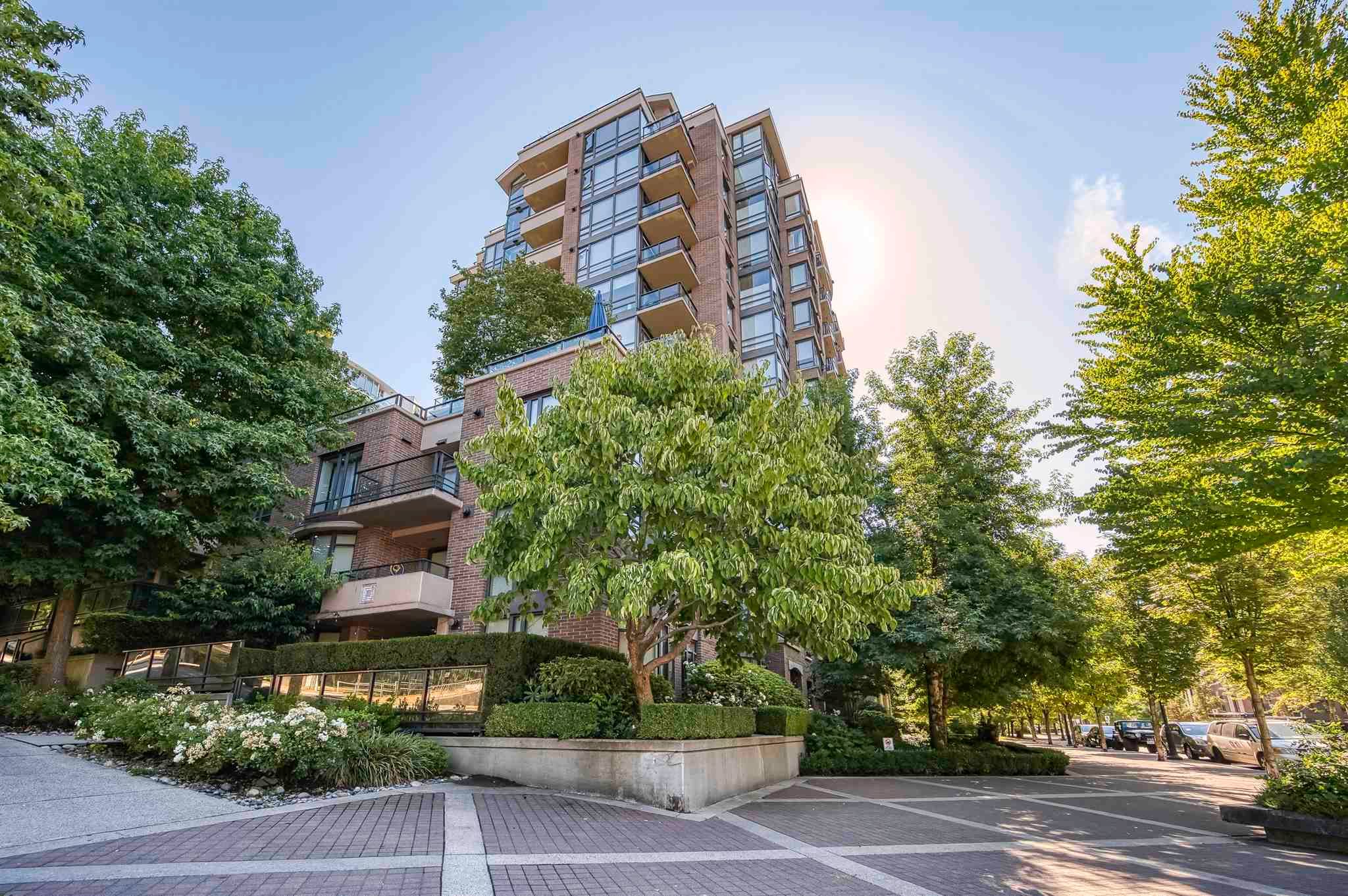 Main Photo: 1009 170 W 1ST Street in North Vancouver: Lower Lonsdale Condo for sale in "ONE PARK LANE" : MLS®# R2605831