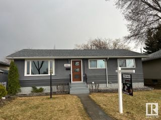 Photo 3: 16011 92 Avenue in Edmonton: Zone 22 House for sale : MLS®# E4381787