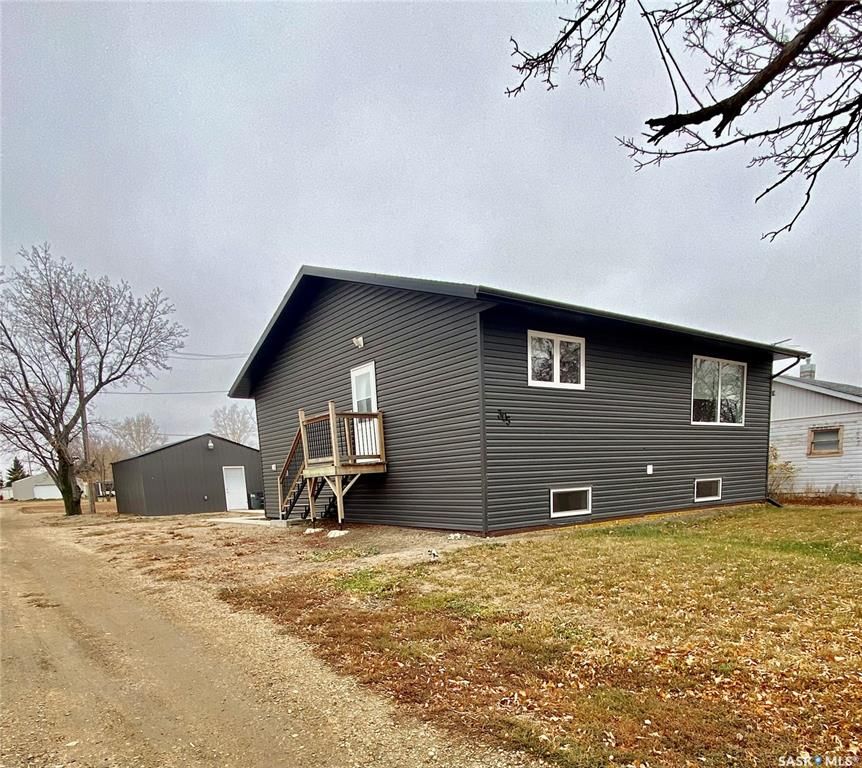 Main Photo: 305 Railway Avenue in Briercrest: Residential for sale : MLS®# SK949478