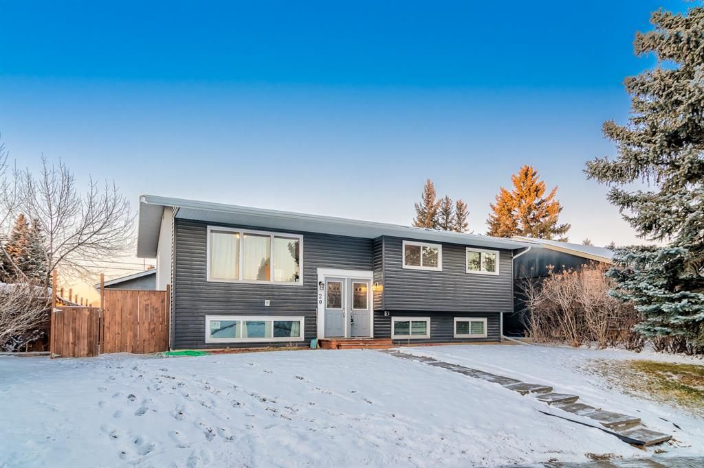 Main Photo: 20 Maple Court Crescent SE in Calgary: Maple Ridge Detached for sale : MLS®# A1165654