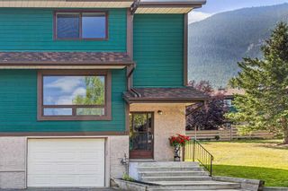 Photo 2: 129 Nahanni Drive: Banff Row/Townhouse for sale : MLS®# A2080446