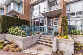 Photo 1: 1039 MARINASIDE Crescent in Vancouver: Yaletown Townhouse for sale in "QUAYWEST" (Vancouver West)  : MLS®# R2717423