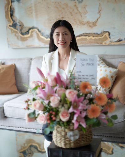 Lena received a beautiful flower bouquet and Thank You Card from her seller