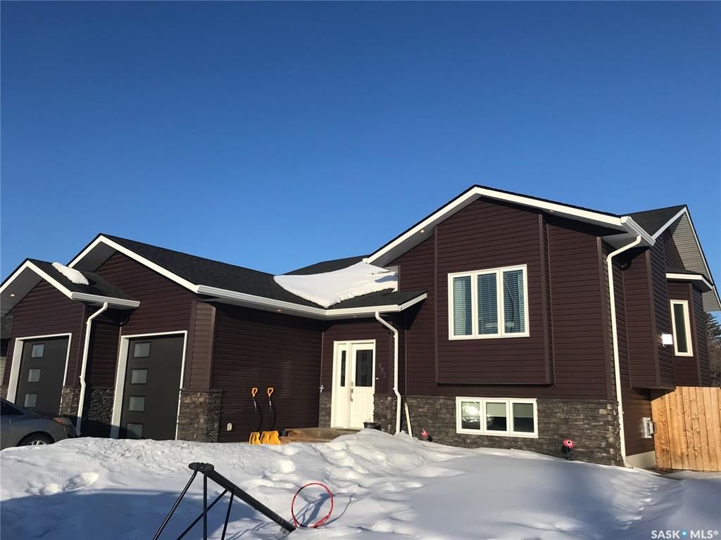 Main Photo: 857 Madsen Place in Prince Albert: East Flat Residential for sale : MLS®# SK923966