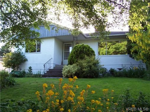 Main Photo: 3030 Balfour Ave in VICTORIA: Vi Burnside Half Duplex for sale (Victoria)  : MLS®# 673360