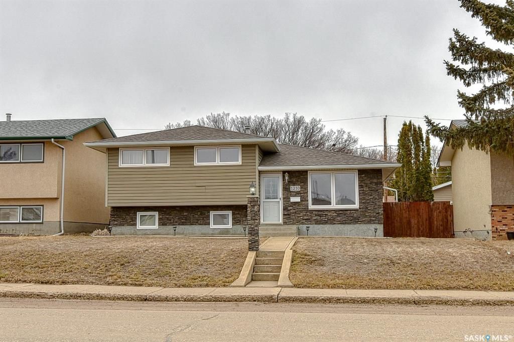 Main Photo: 1210 Caribou Street West in Moose Jaw: Palliser Residential for sale : MLS®# SK925645