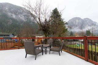 Photo 3: 38274 Chestnut Avenue in Squamish: House for sale : MLS®# R2751177