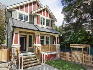 Photo 1: 723 E 13TH Avenue in Vancouver: Mount Pleasant VE 1/2 Duplex for sale (Vancouver East)  : MLS®# R2365372