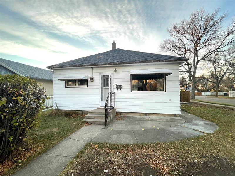 FEATURED LISTING: 646 12A Street North Lethbridge