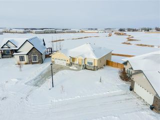 Photo 3: 323 TROON Cove in Niverville: The Highlands Residential for sale (R07)  : MLS®# 202401037