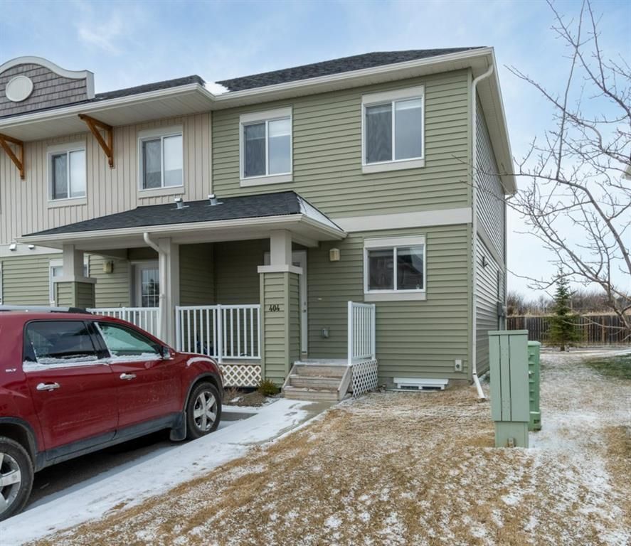 Main Photo: 404 Clover Way: Carstairs Row/Townhouse for sale : MLS®# A1204422