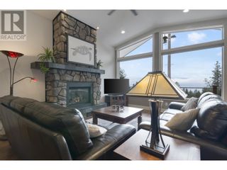 Photo 4: 561 Moody Crescent Okanagan North: Okanagan Shuswap Real Estate Listing: MLS®# 10305600
