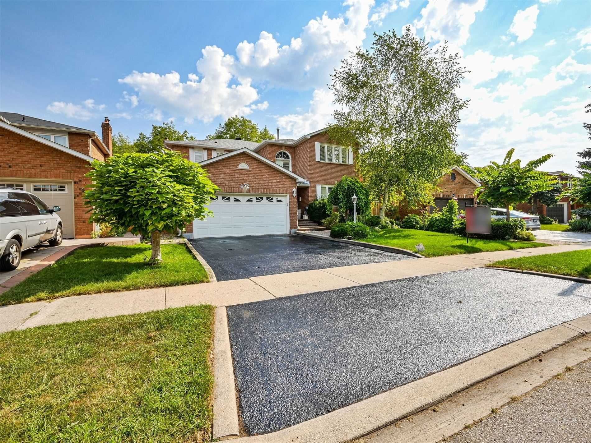 Main Photo: 452 Hedgerow Lane in Oakville: Iroquois Ridge North House (2-Storey) for sale : MLS®# W5355306