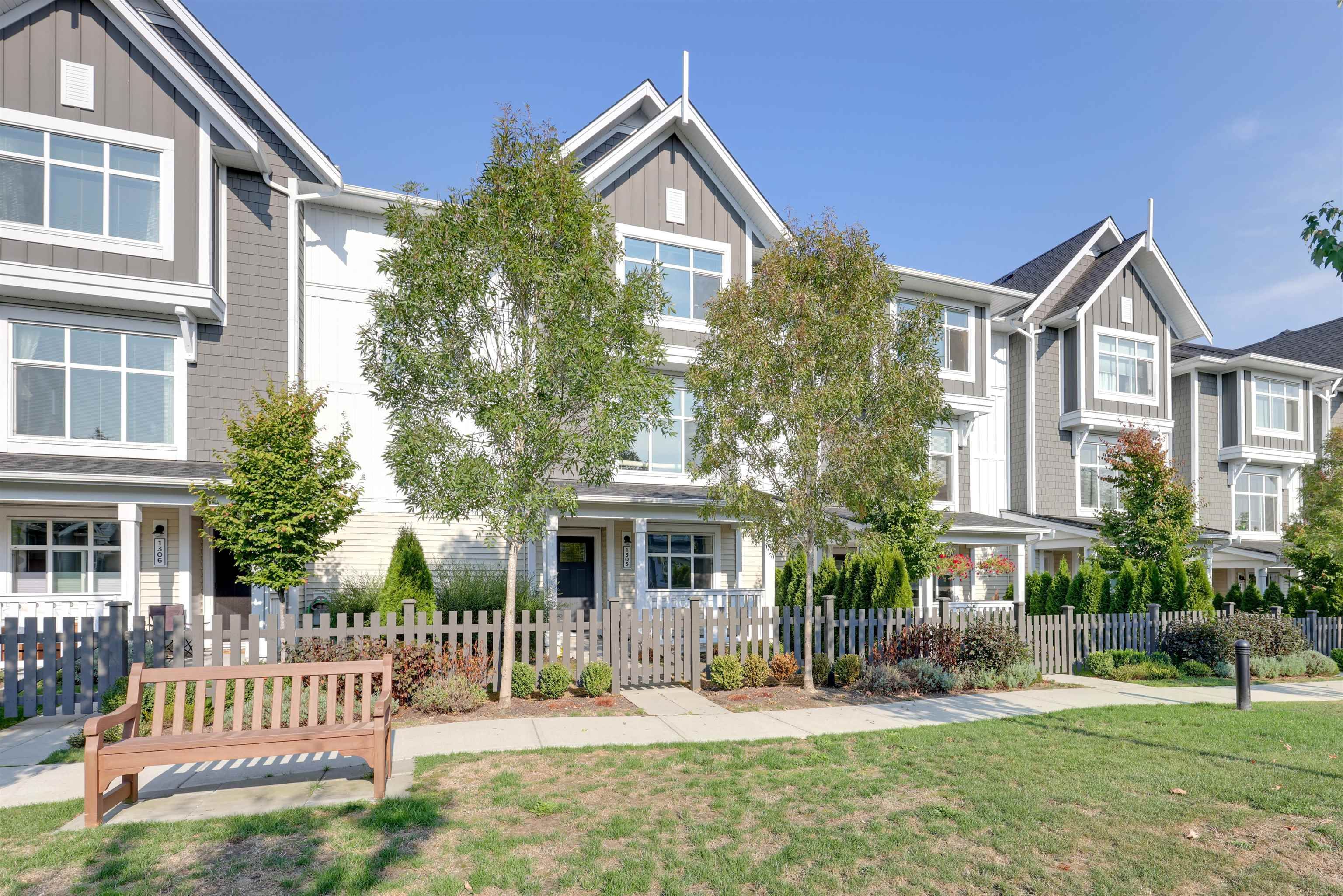Main Photo: 1305 11295 PAZARENA Place in Maple Ridge: East Central Townhouse for sale in "PROVENANCE" : MLS®# R2729993