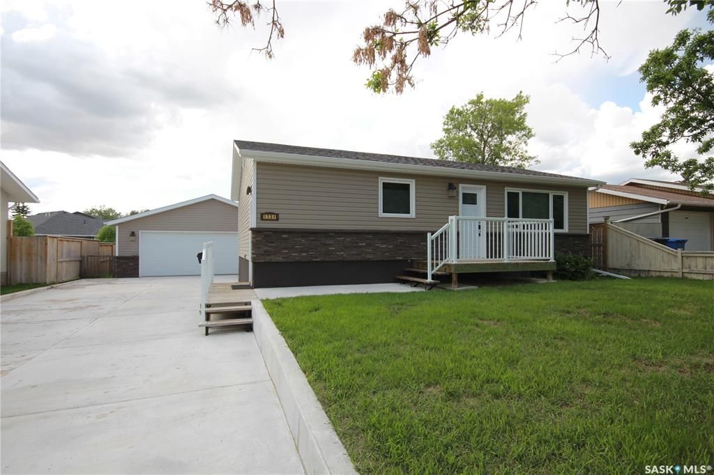 Main Photo: 1731 ST. Laurent Drive in North Battleford: College Heights Residential for sale : MLS®# SK944771