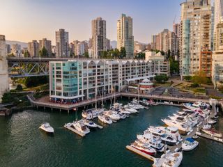 Photo 3: 402 1012 BEACH Avenue in Vancouver: Yaletown Condo for sale in "1000 BEACH" (Vancouver West)  : MLS®# R2876305