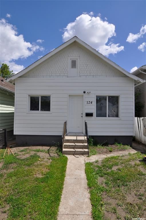 Main Photo: 124 M Avenue South in Saskatoon: Pleasant Hill Residential for sale : MLS®# SK880581