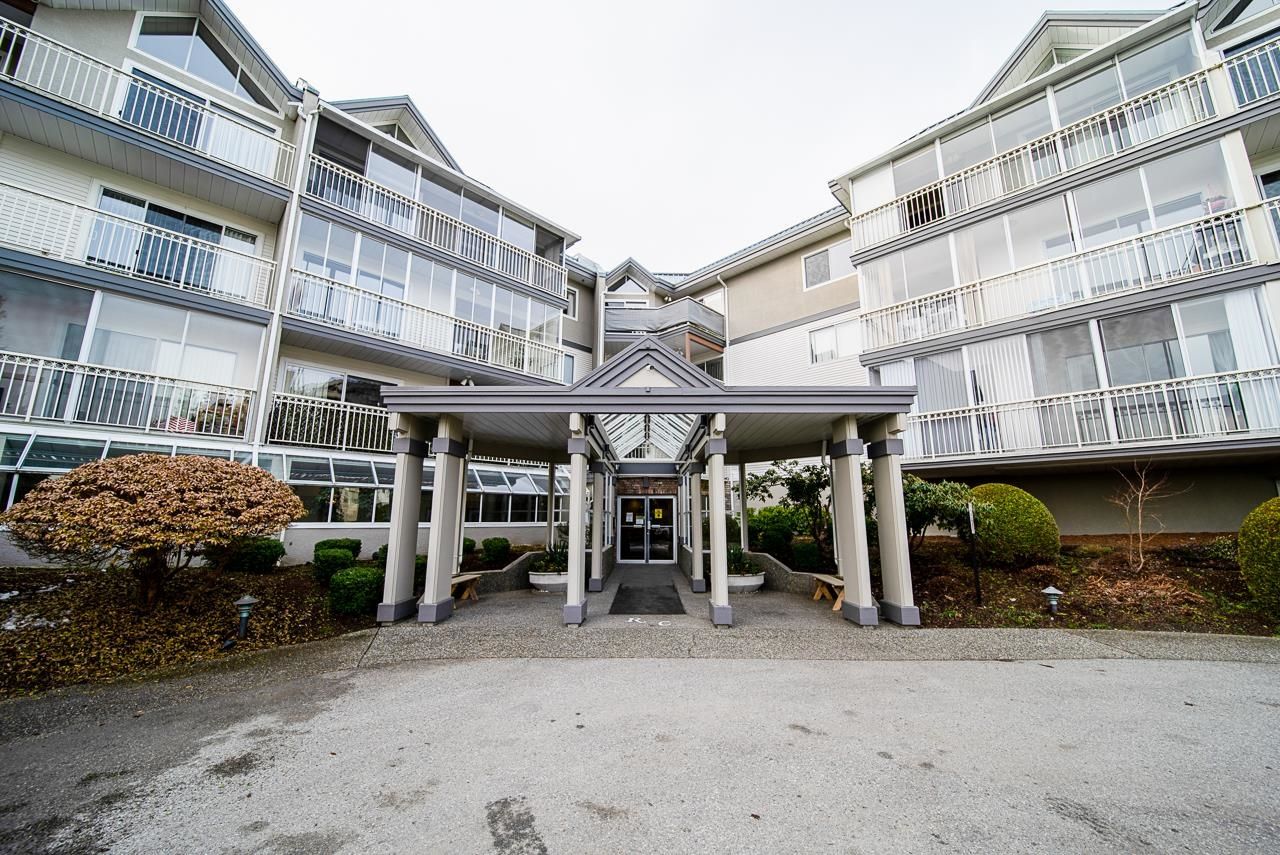 Main Photo: 106 31930 OLD YALE Road in Abbotsford: Abbotsford West Condo for sale in "ROYAL COURT" : MLS®# R2647907