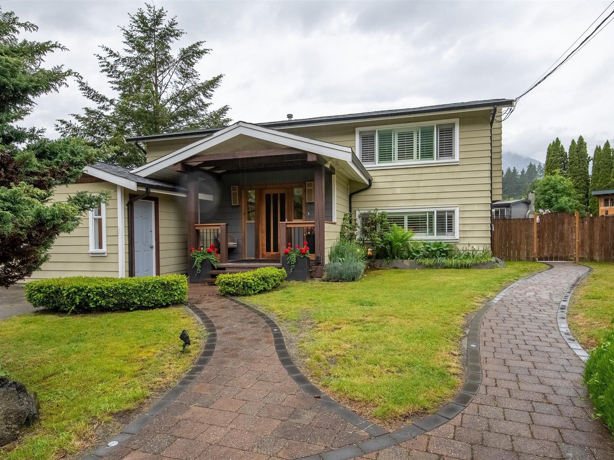 Main Photo: 38157 LOMBARDY Crescent in Squamish: Valleycliffe House for sale : MLS®# R2778607
