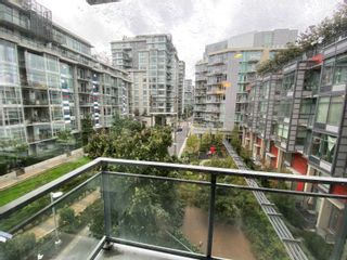 Photo 3: 504 38 W 1ST Avenue in Vancouver: False Creek Condo for sale in "PINNACLE LIVING AT FALSE CREEK- THE ONE" (Vancouver West)  : MLS®# R2870882