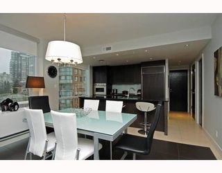 Photo 4: 605 1455 HOWE Street in Vancouver: False Creek North Condo for sale in "POMARIA" (Vancouver West)  : MLS®# V798915