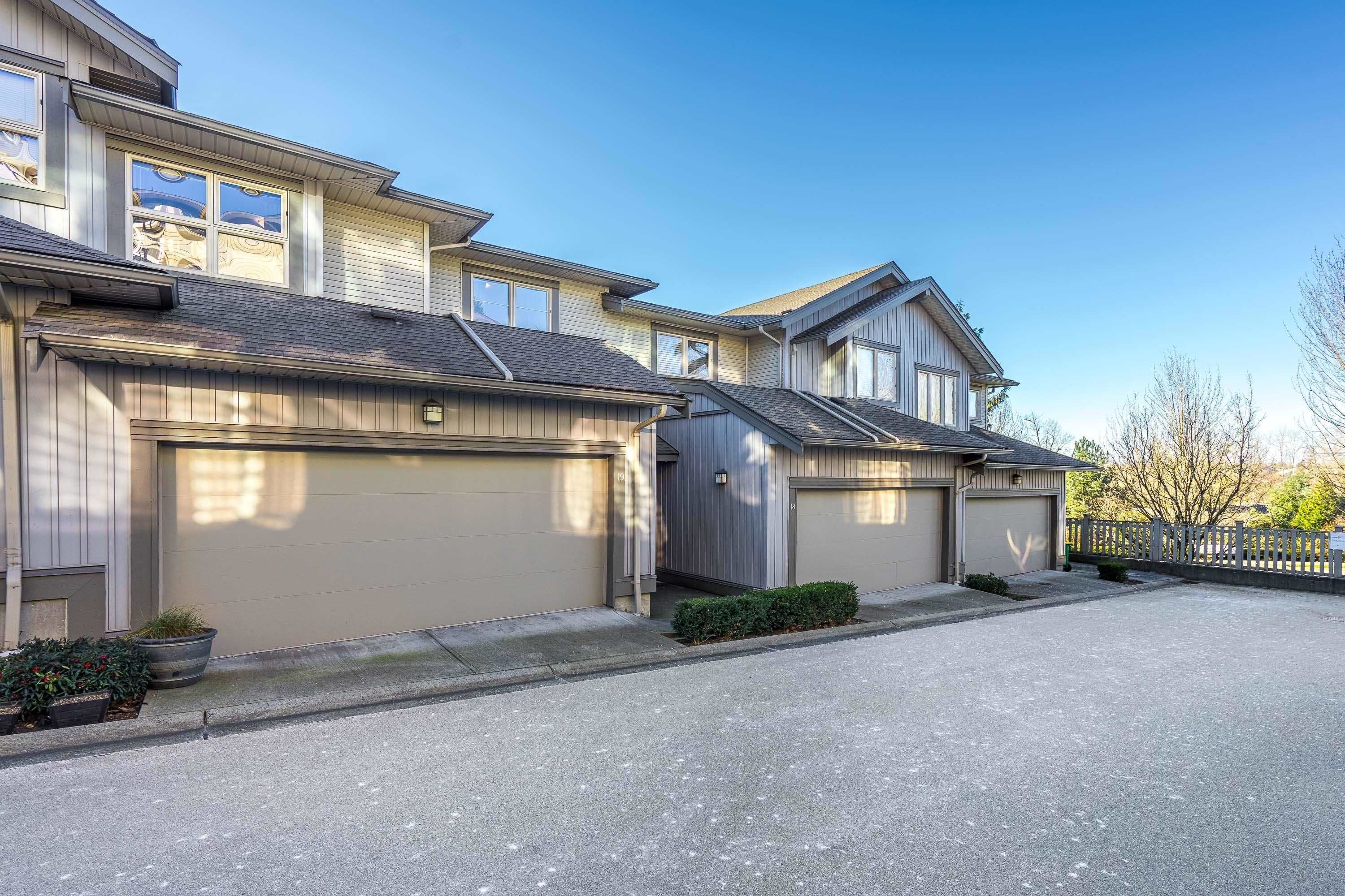 Main Photo: 19 20326 68 Avenue in Langley: Willoughby Heights Townhouse for sale in "Sunpointe" : MLS®# R2841192